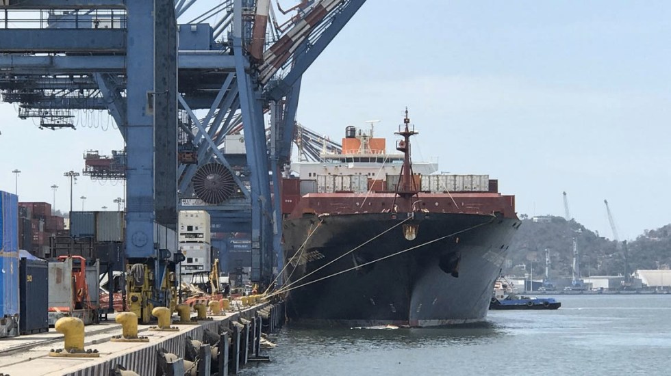 Aduanas y puertos estarán a cargo de integrantes de Sedena y Marina: AMLO