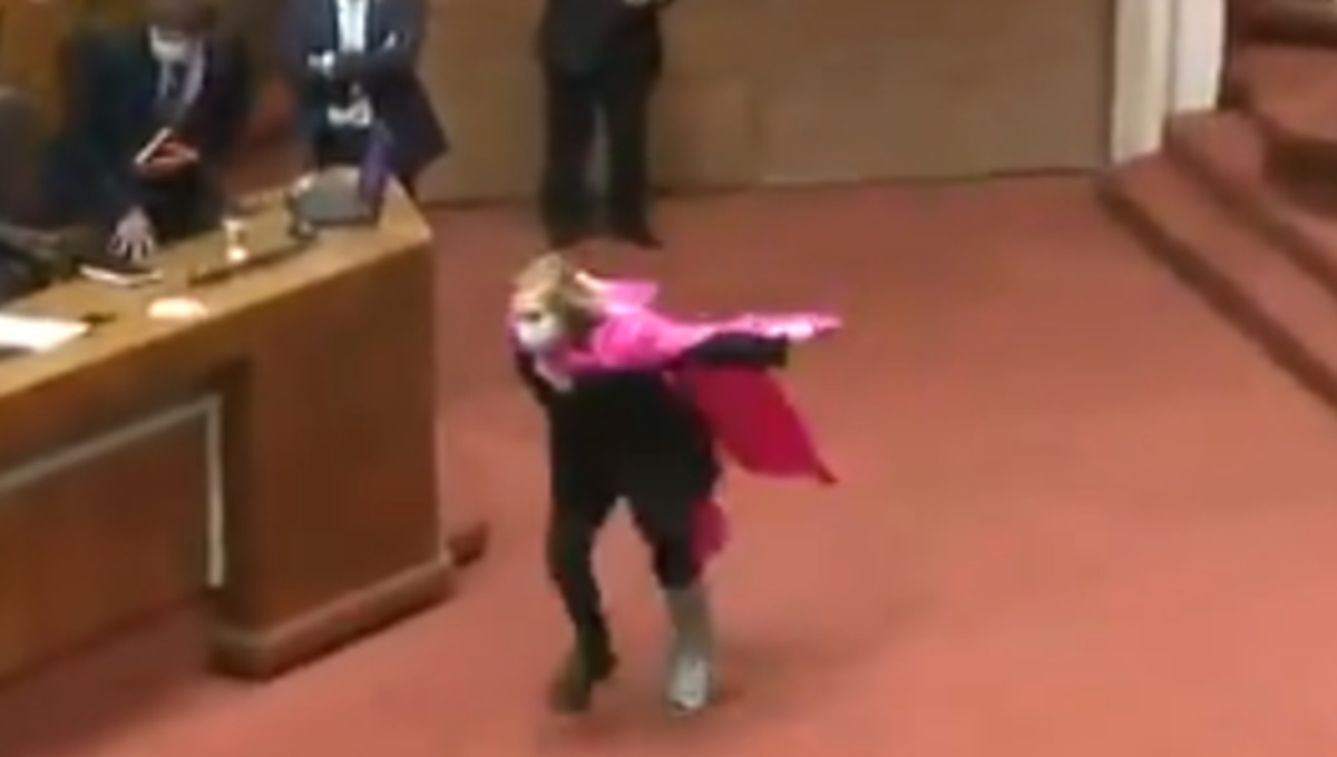 ¡Igual que Naruto! Se viraliza festejo de diputada chilena, tras aprobación de reforma (Video)
