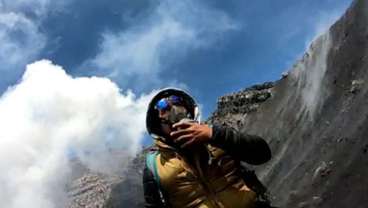 YouTuber arriesga la vida para tomar video del cráter del Popocatépetl