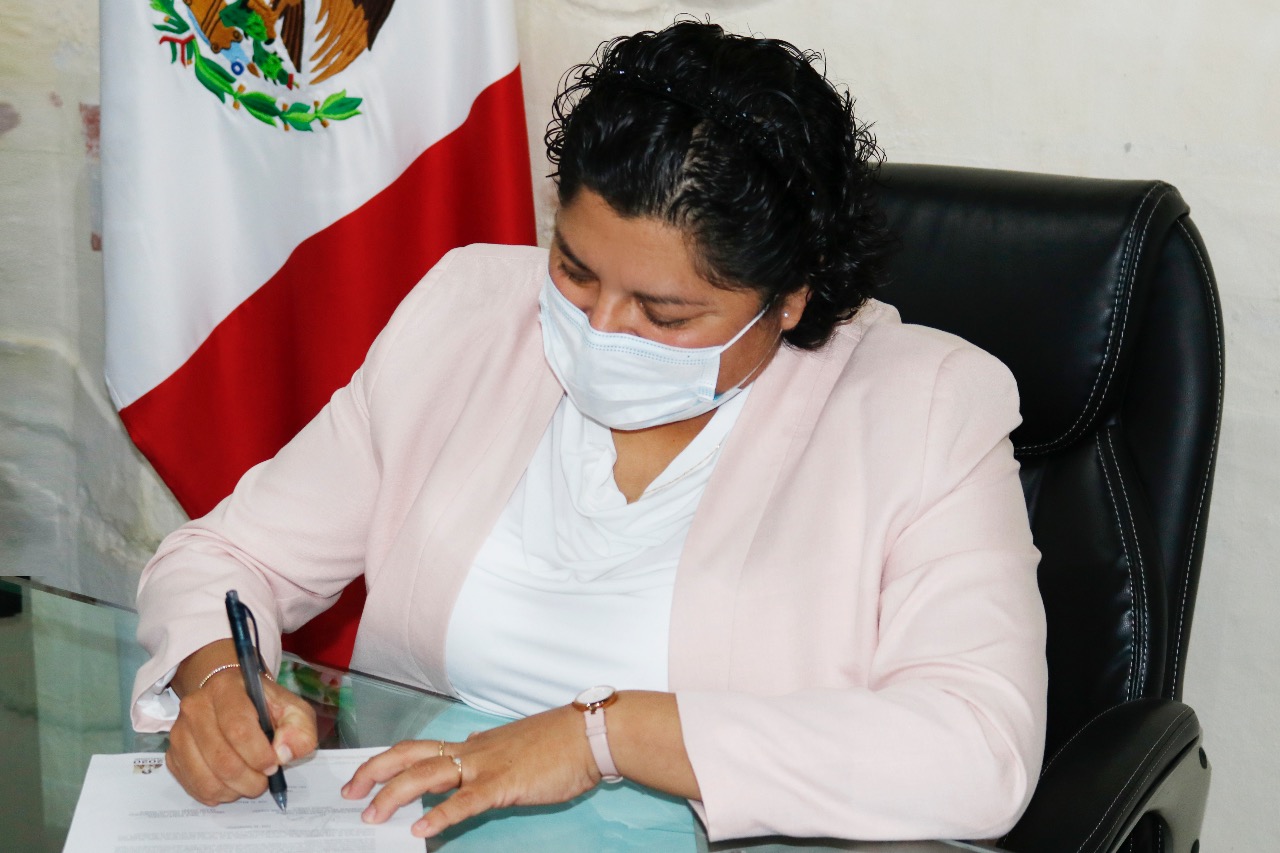 Firma Karina Pérez Popoca convenio con el INSUS
