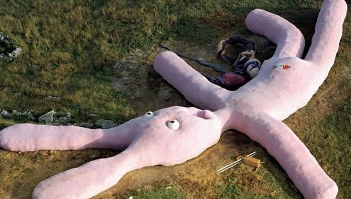 Esta es la razón por la que un conejo de peluche gigante lleva 15 años abandonado en la cima de una montaña