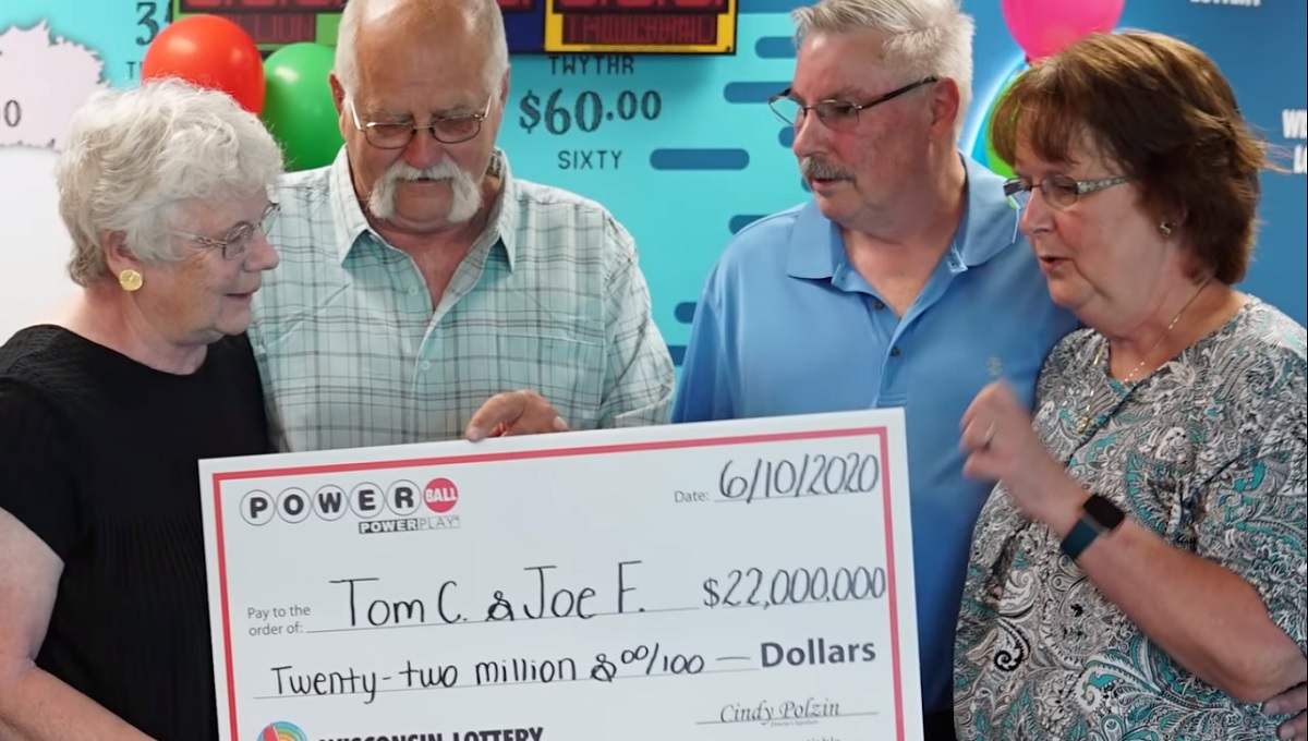 Prueba de amistad: Hombre gana la lotería y divide el premio con su amigo