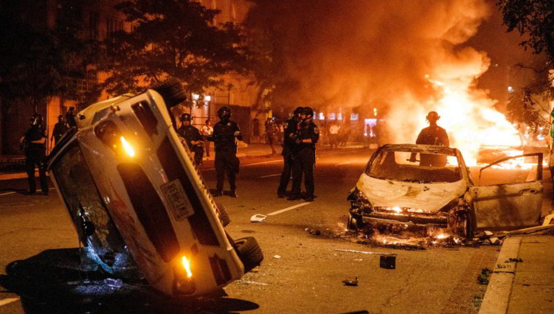 Decretan toque de queda en al menos 40 ciudades de EU; se recrudencen las protestas