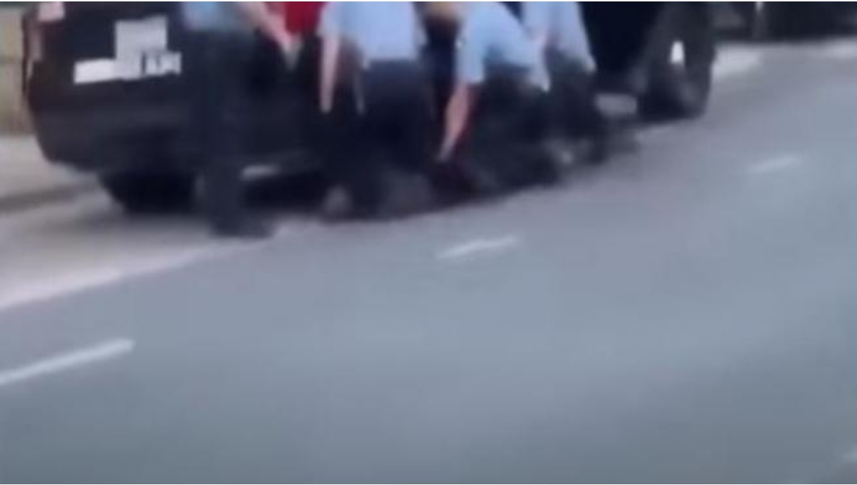 Surge nuevo video de la detención de George Floyd: 3 policías lo sometieron