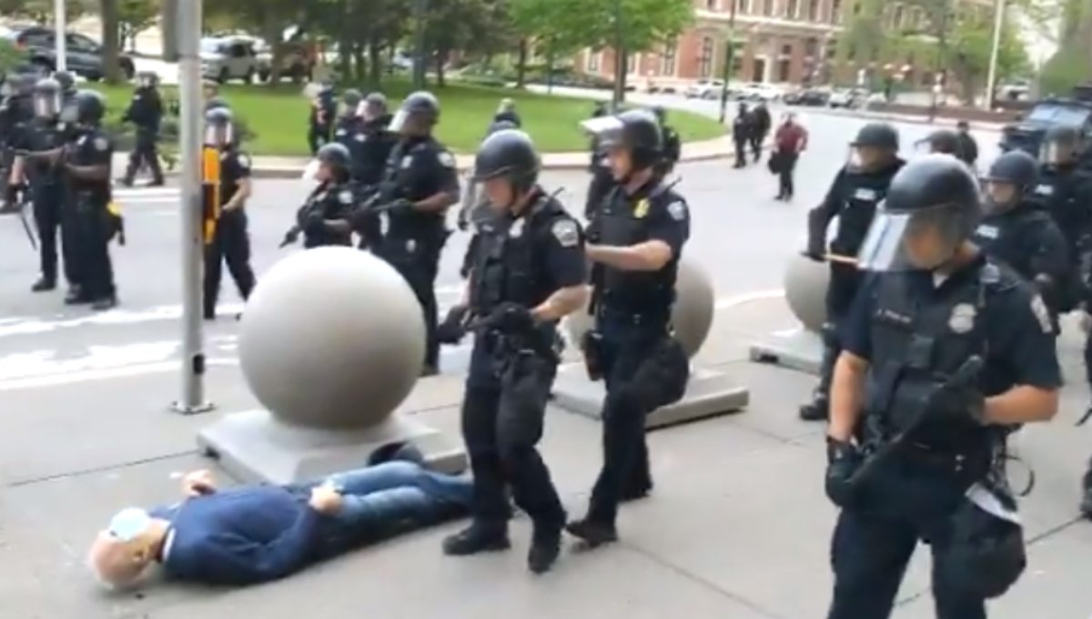 Policías agreden a abuelito en medio de protestas en EU; lo reportan grave (Video)