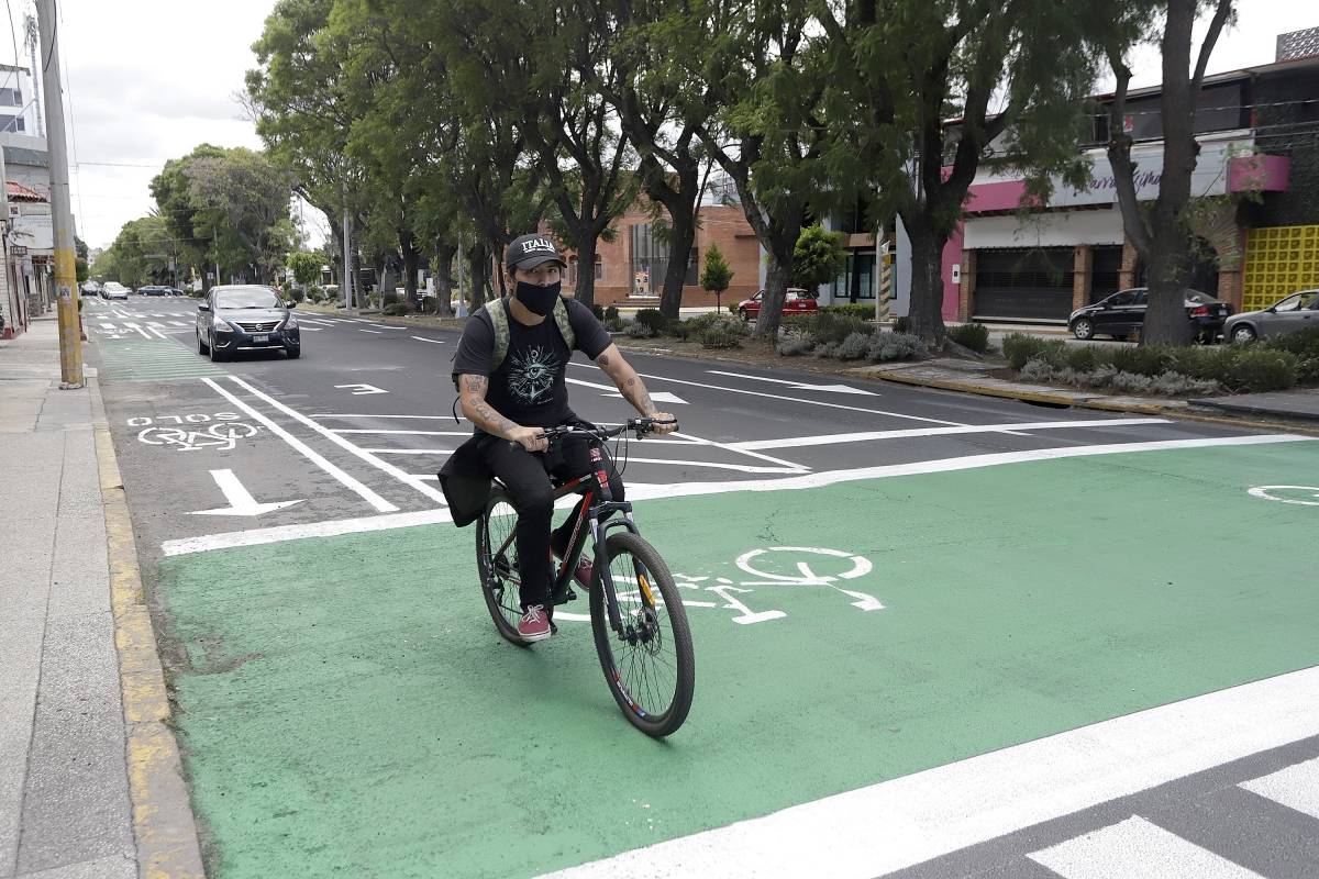 Aplicarán multas a automovilistas que no respeten ciclovías emergentes