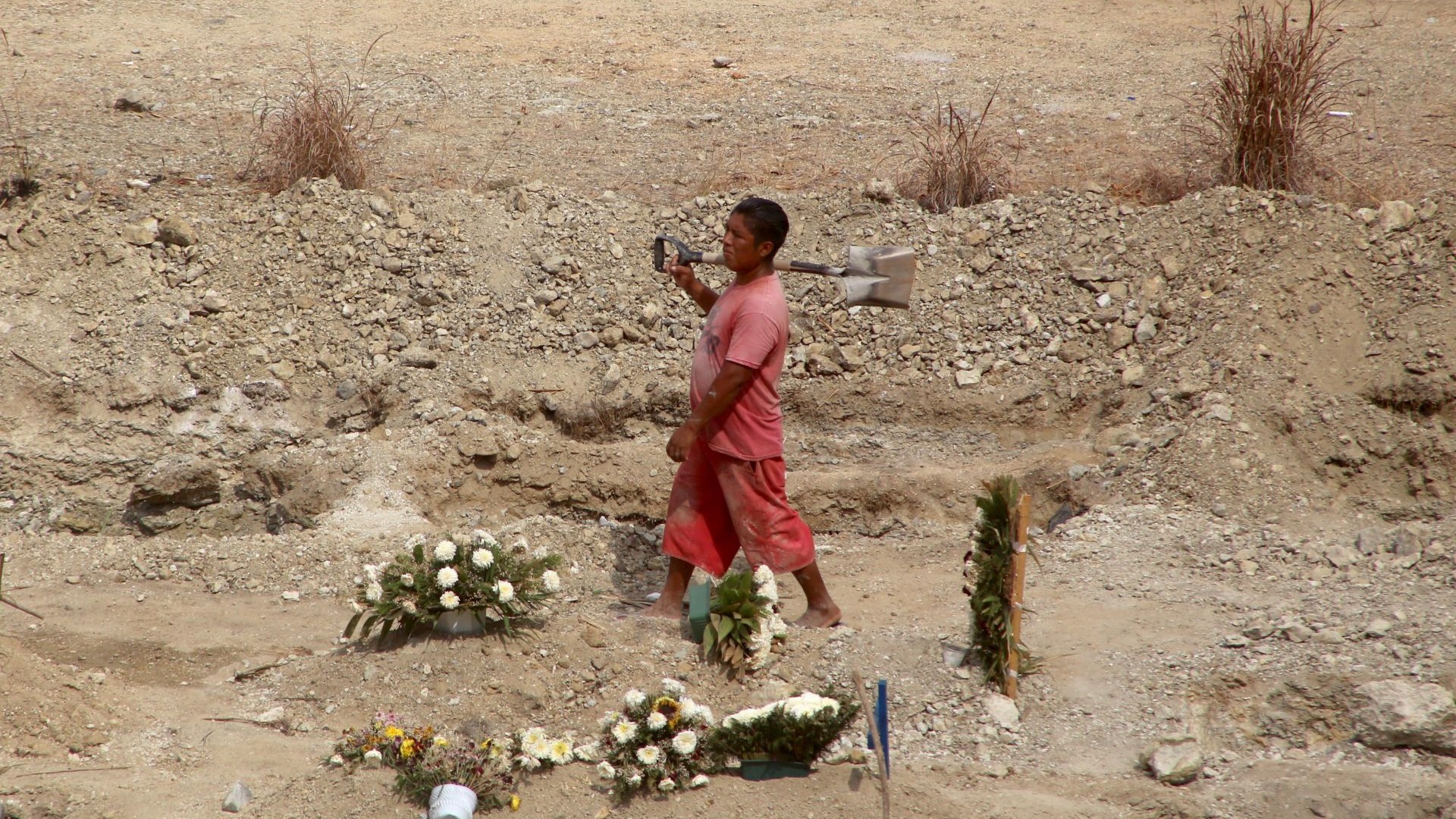 Somos los olvidados, los héroes anónimos en la pandemia: sepulteros mexicanos