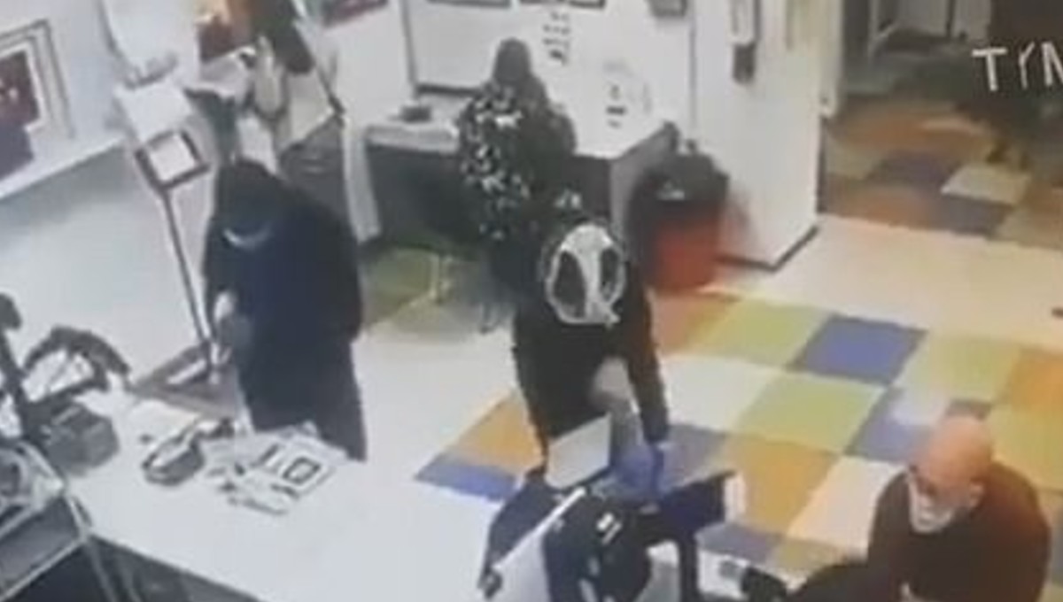 ¿Qué? Mujer se quita ropa interior para ponérsela de cubrebocas (Video)