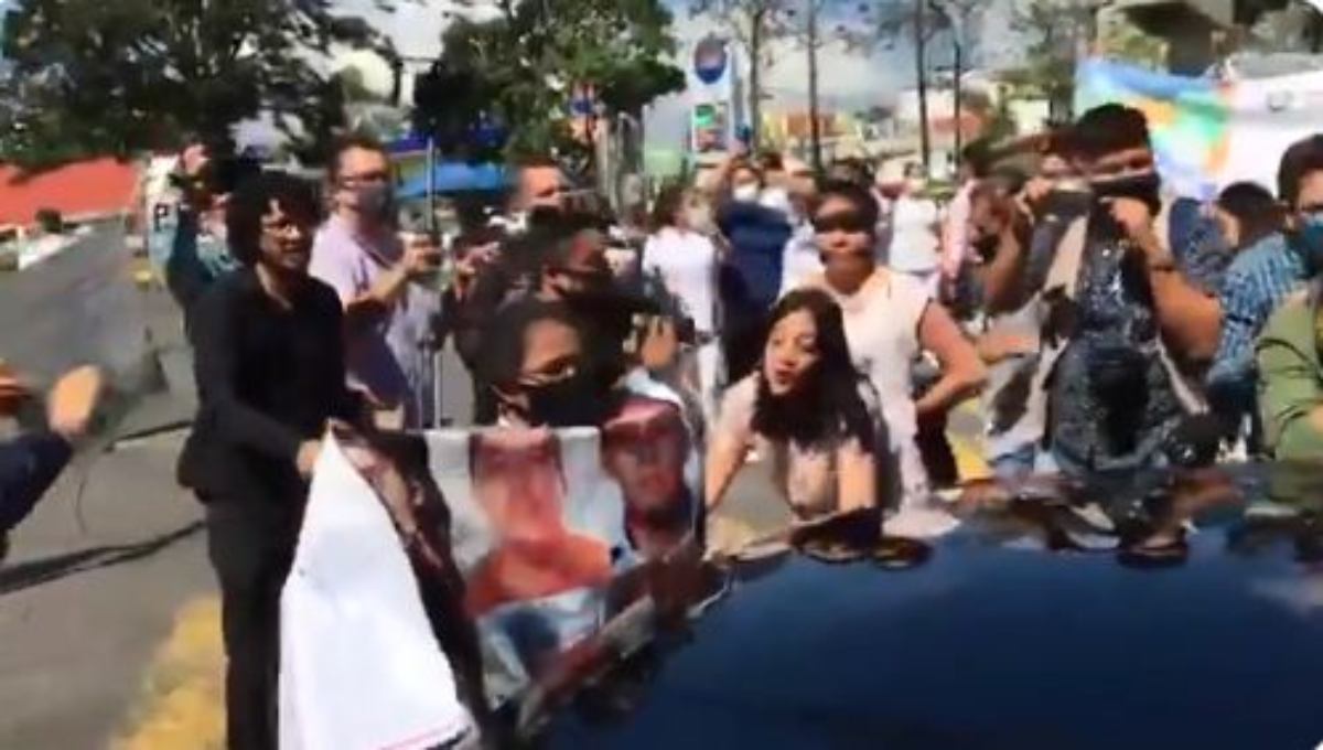 ‘Sólo atiendes a la mamá de El Chapo’: Familiares de desaparecidos confrontan a AMLO