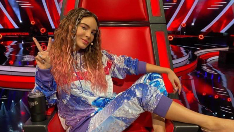 ¡Se le vio todo! La falda transparente de Belinda que robó suspiros en ‘La Voz’ (Fotos)