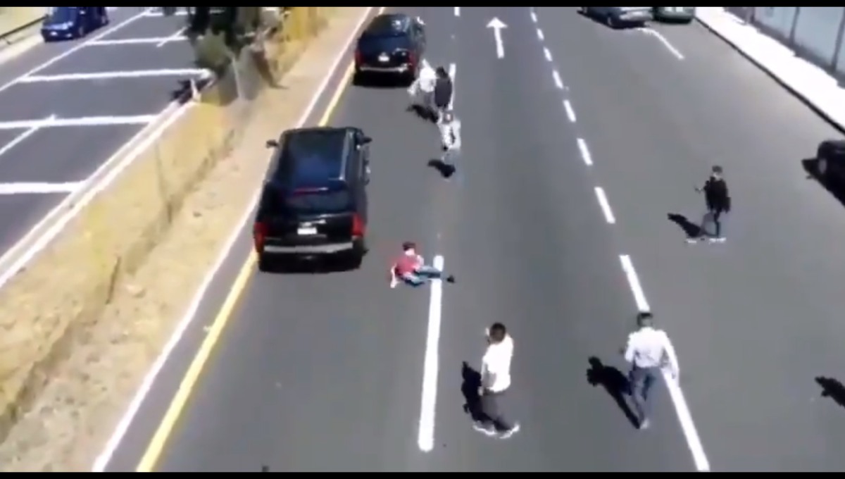 ¡Ni se inmutaron! Joven es atropellado por supuesta camioneta de AMLO en Tlaxcala