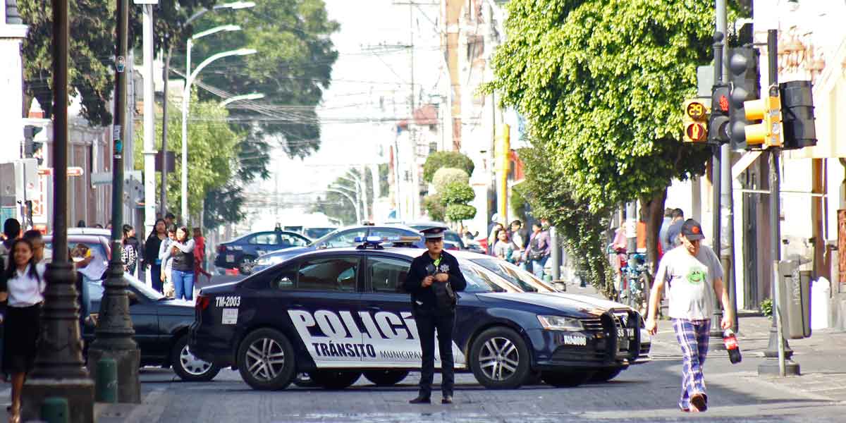 Puebla, Pue.- “Con el retiro del Hoy No Circula, el flujo de movilidad vuelve a lo mismo. Este cierre de calles será responsabilidad de Protección Civil, ellos evaluarán en qué fecha tendrán que ser abiertas” señaló el secretario de Movilidad municipal, Eduardo Covian Carrizales. Con ello reiteró que la contingencia debe permanecer ante alto índice de contagios en la capital, además de que los poblanos aún deben evitar las aglomeraciones y salir de sus casas.  Recordó que el semáforo aún sigue en rojo por lo que las calles del primer cuadro de la ciudad seguirán cerradas, por lo que sólo vehículos que de verdad lo necesiten podrán acceder. Cabe señalar que de igual forma los negocios pertenecientes a esta zona aun no pueden reactivar sus servicios, por lo que Protección Civil ha realizado operativos para sancionar a los que desobedecen esta disposición municipal.
