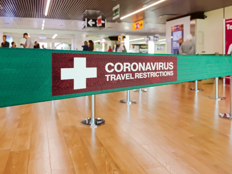 El riesgo de reabrir las fronteras: pasajeros que viajan en avión y ocultan que tienen COVID-19
