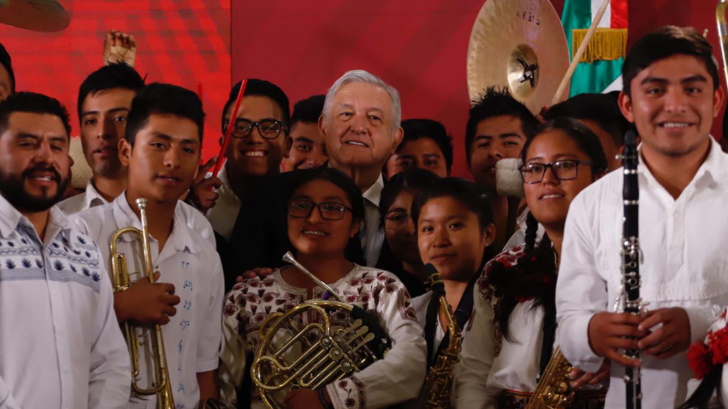 AMLO crea comisión presidencial para apoyar con recursos a escuelas indígenas musicales
