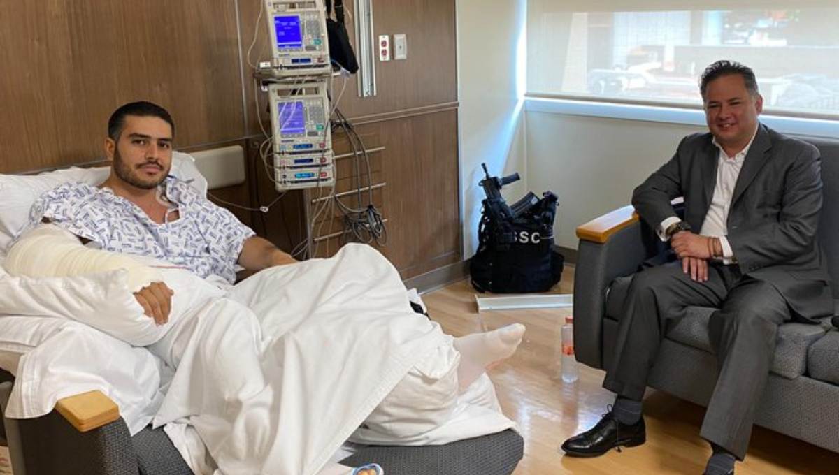 La imagen del día: García Harfuch posa con arma de alto calibre en el hospital