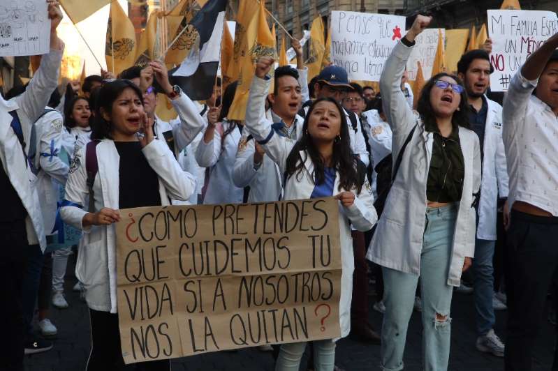 Marchan al Zócalo con exigencia de justicia por estudiantes asesinados