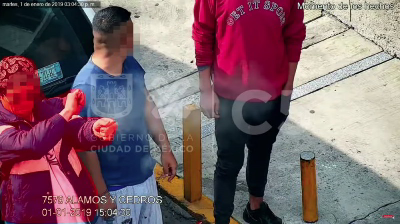 Policía detiene a sujeto que disparaba con pistola pluma (Video)