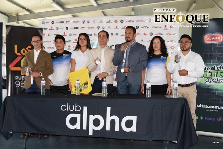 Presentan playera y medalla para la quinta Carrera Alpha 