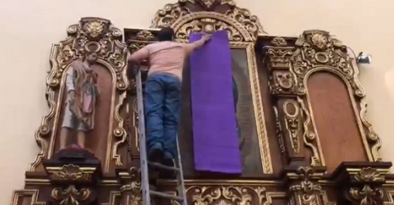 Iglesias cubren con mantas a la Virgen por violencia contra mujeres