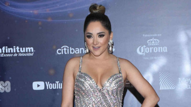 Sherlyn presume sus 6 meses de embarazo en sexy bikini