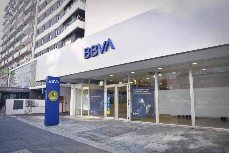 Banco BBVA niega tarjeta adicional a joven por ser para su esposo