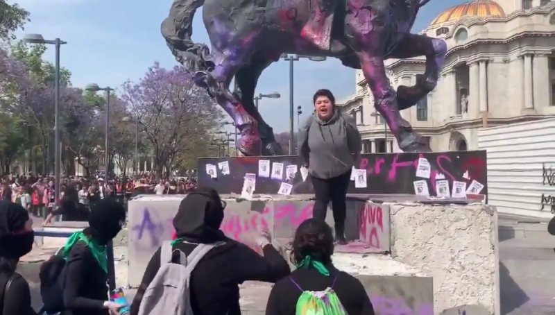 Joven enfrenta a encapuchadas e impide que destruyan estatua de Madero en Bellas Artes (Video)