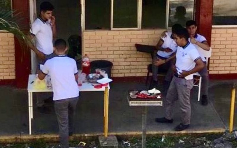 Alumnos del CETIS arman una “carnita asada” para “festejar” #UnDíaSinMujeres en su plantel