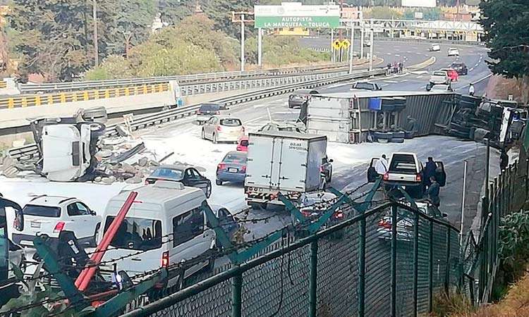 México-Toluca: Vuelcan tráileres a la altura del kilómetro 47