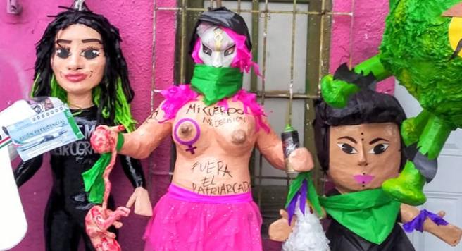 ¿Fomentan odio? Crean piñatas para “pegarle” a feministas encapuchadas