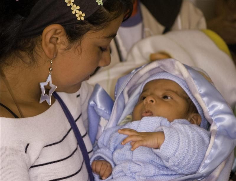 Diputados aprueban pensión para madres 'vulnerables'