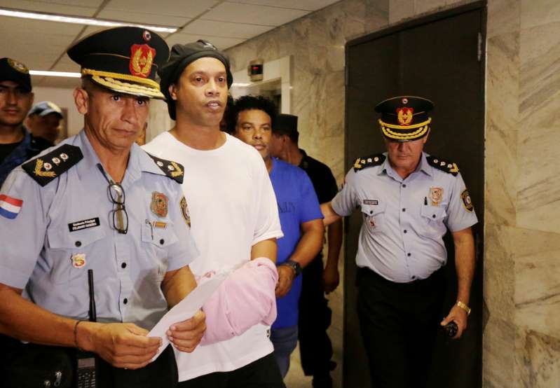 Ronaldinho es investigado por lavado de dinero en Paraguay