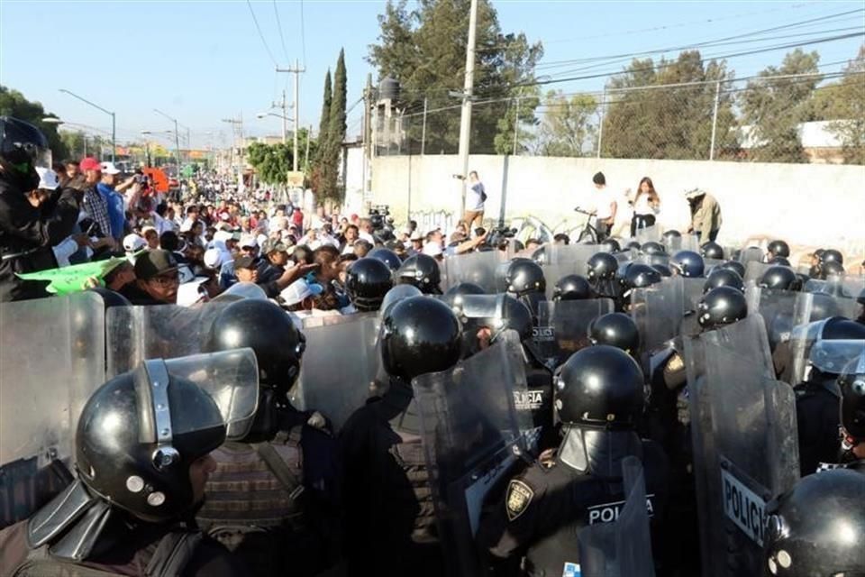 Bloqueo en la México-Puebla genera enfrentamiento entre policías y vecinos de Tláhuac
