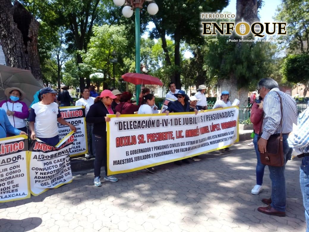 Por desabasto de medicamentos se manifiestan en Tlaxcala 