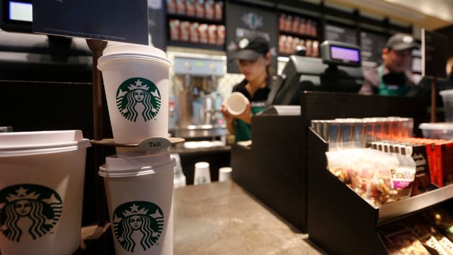 Dueña de Starbucks y Vips recorta inversión y personal en restaurantes por Covid-19