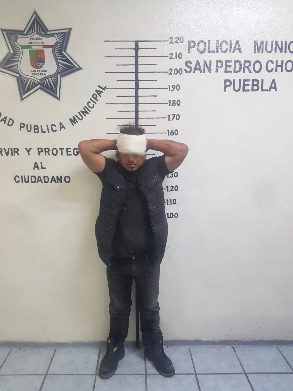 Aseguran policías de San Pedro Cholula a 2 hombres señalados por robo de vehículo
