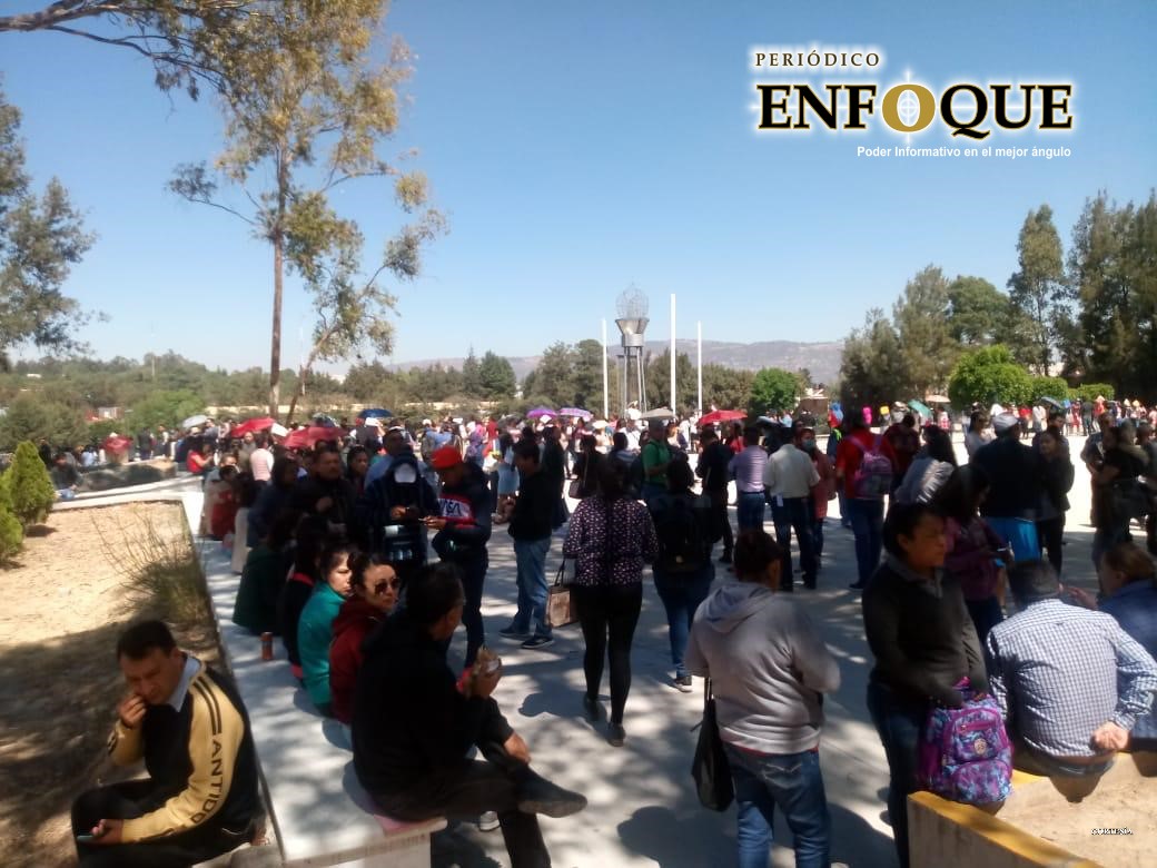 En plena contingencia, maestros de Tlaxcala se aglomeran en espera de su cheque  