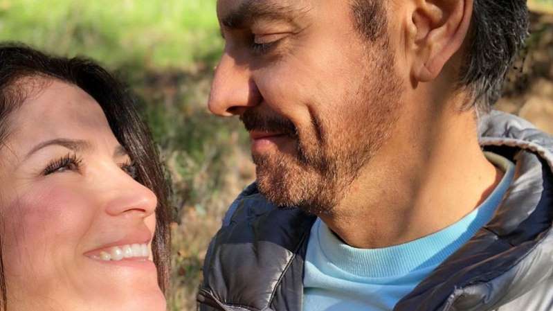 Alessandra Rosaldo le canta a Eugenio Derbez en su aniversario