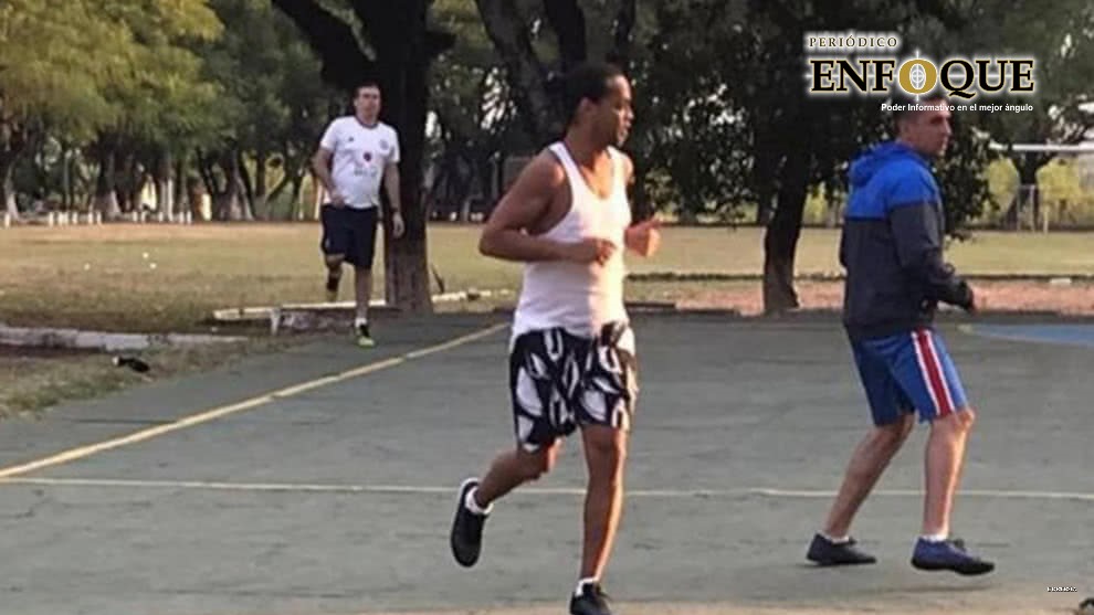 Ronaldinho se divierte en la cárcel mientras el mundo lucha contra el Coronavirus