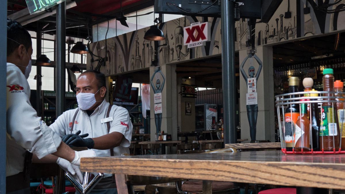 ¿Debes seguir yendo a comer a los restaurantes en la emergencia sanitaria?
