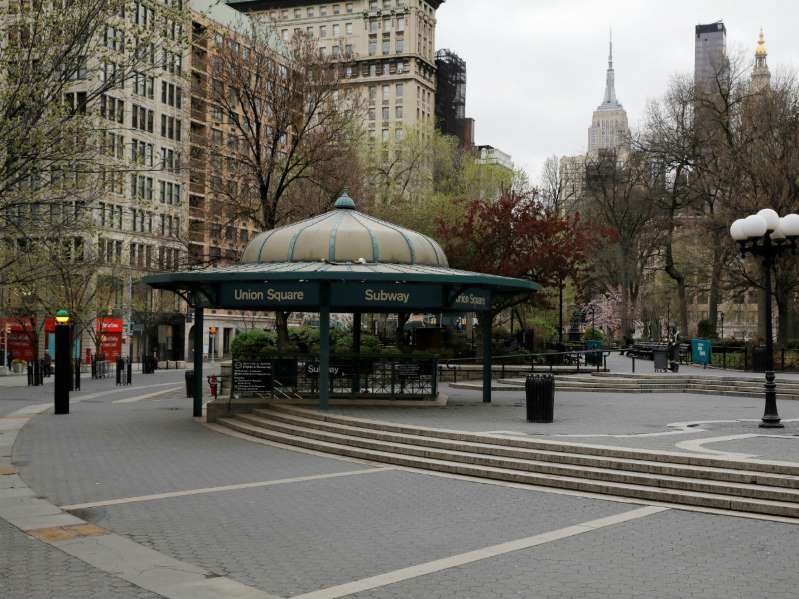 Se triplican los decesos por coronavirus en EU