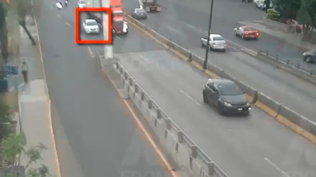 Imágenes fuertes: Tráiler embiste auto en puente de Naucalpan