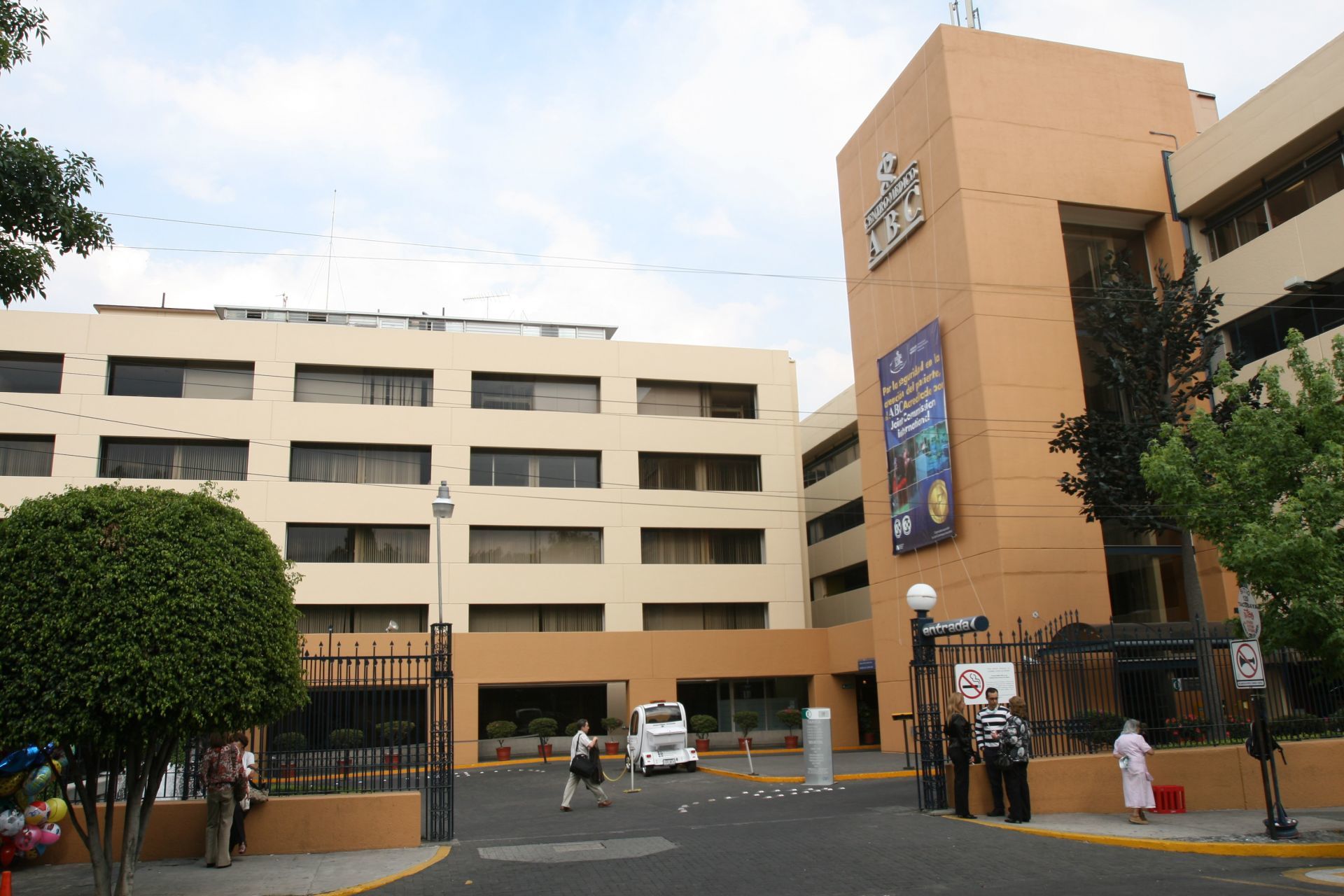 Todos pueden acudir a hospitales privados por atención a partos, embarazos y hernias: AMLO