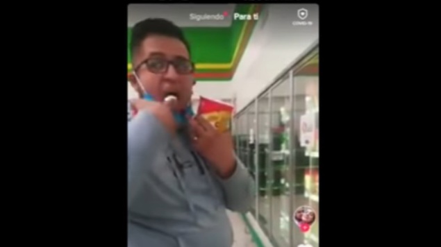 Hombre con prueba helado y lo regresa a refrigerador de un supermercado (Video)