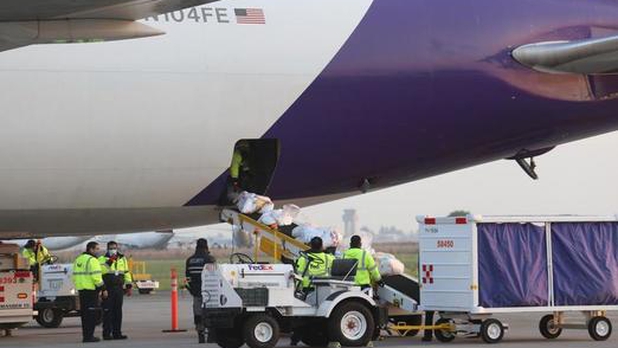 Llega avión a Toluca con 211 ventiladores provenientes de EU: Ebrard