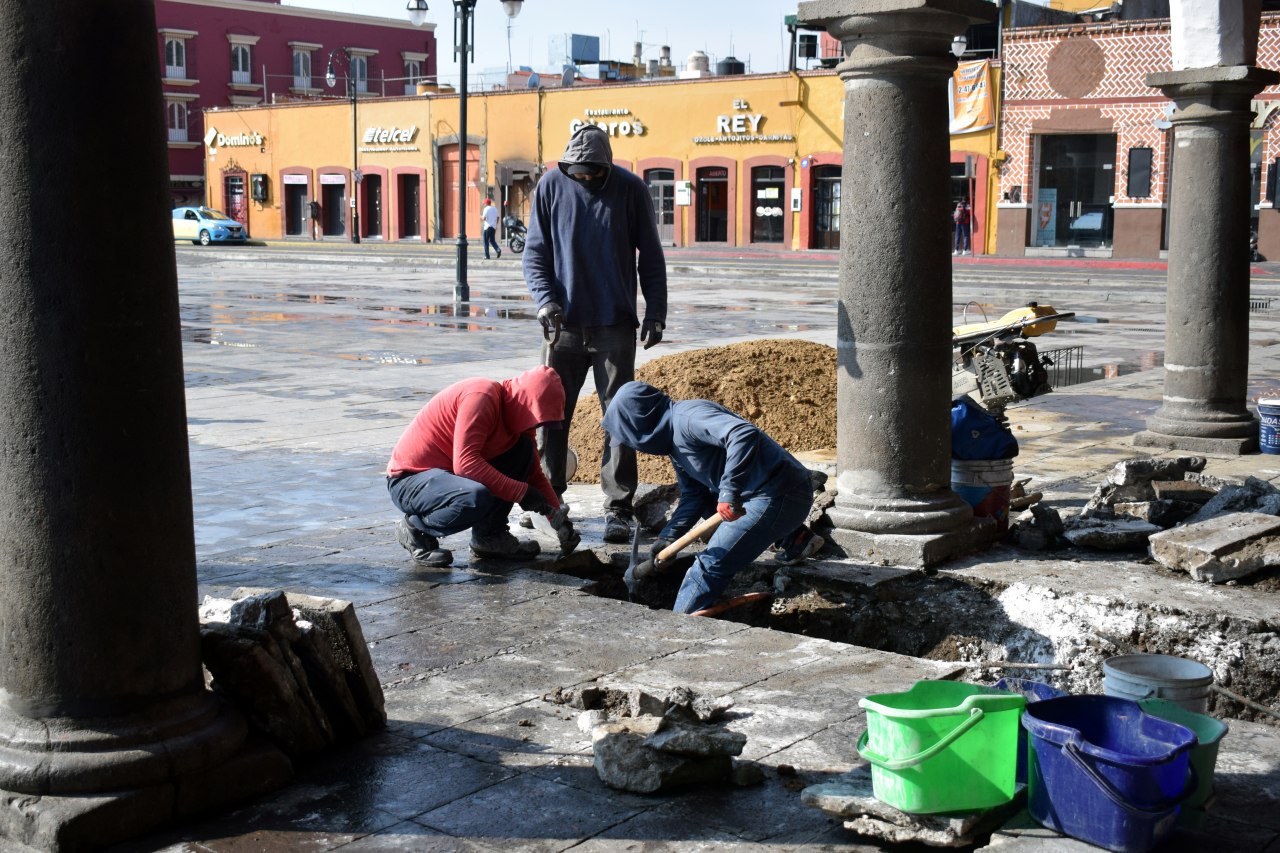 Atienden autoridades de San Pedro Cholula socavón en el portal Guerrero