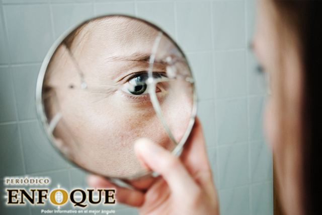 ¿Por qué se dice que romper un espejo es de la mala suerte?