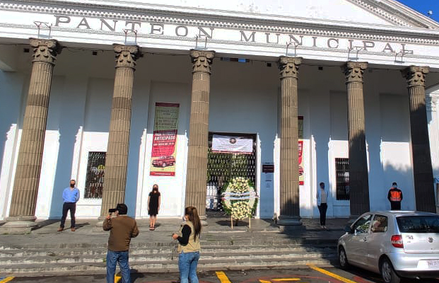 Ayuntamiento coloca corona de flores en el panteón Municipal para festejar a las madres
