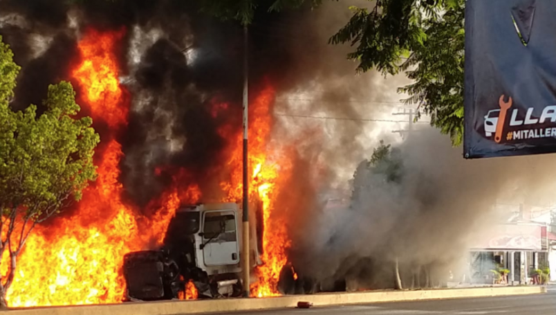 Tráiler choca contra vehículos en carretera México-Cuautla; hay al menos dos muertos