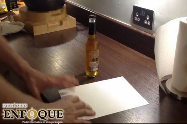 Física: Como abrir una botella de vidrio con una hoja de papel 