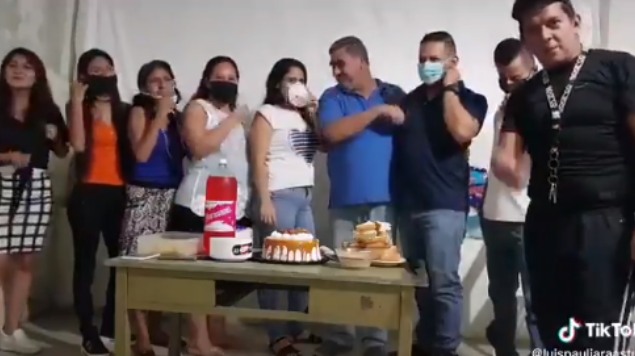 “Nosotros confiamos en Dios”: Familia se graba rompiendo sana distancia y recibe críticas